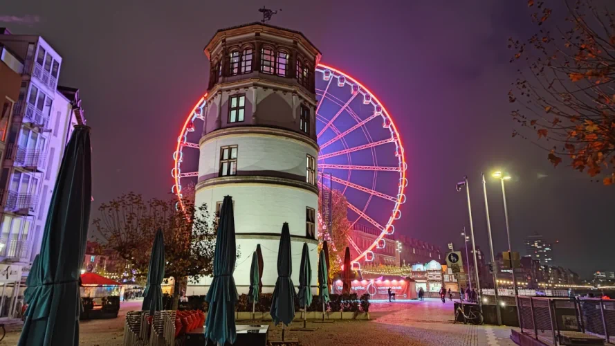 Nachtlauf: Düsseldorf und der alte Schlossturm mit Riesenrad