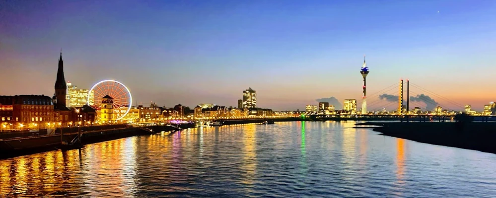 Nightrun - the Skyline of Düsseldorf, view from Oberkasseler Bridge